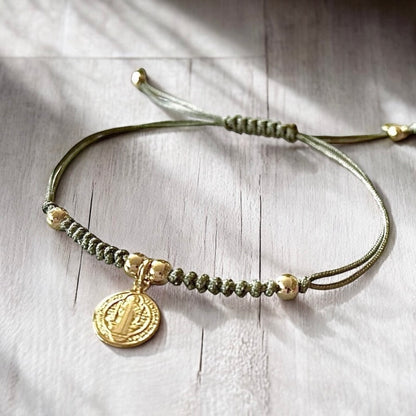 Pulsera hilo medalla san benito oro