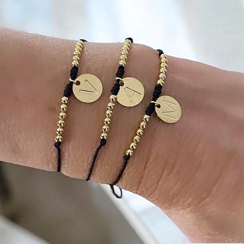 Pulsera hilo letra oro