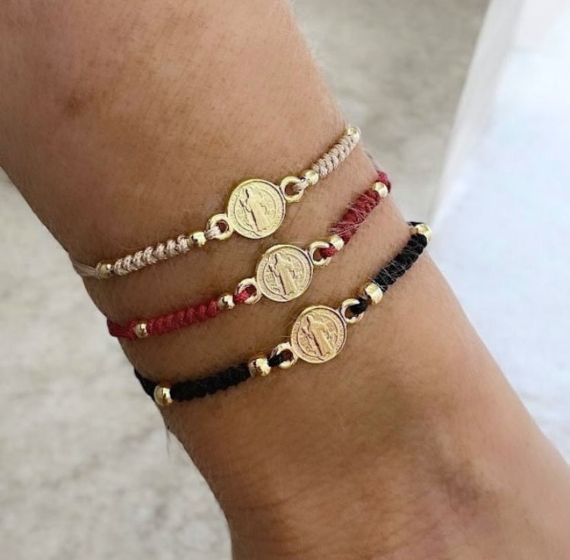 Pulsera hilo san benito oro