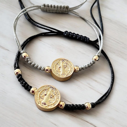 Pulsera hilo moneda San Benito oro