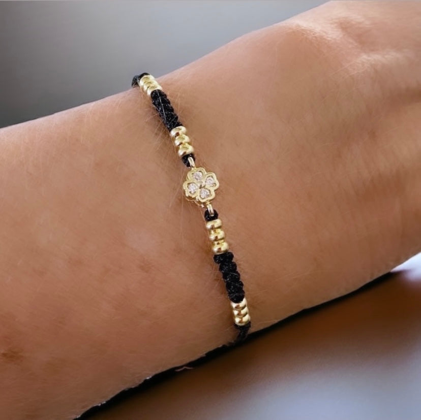 Pulsera hilo trébol oro