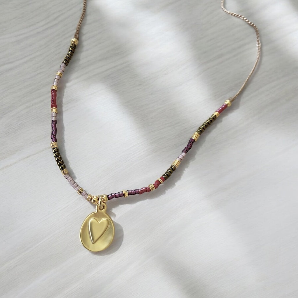 Collar tejido medalla corazón relieve oro